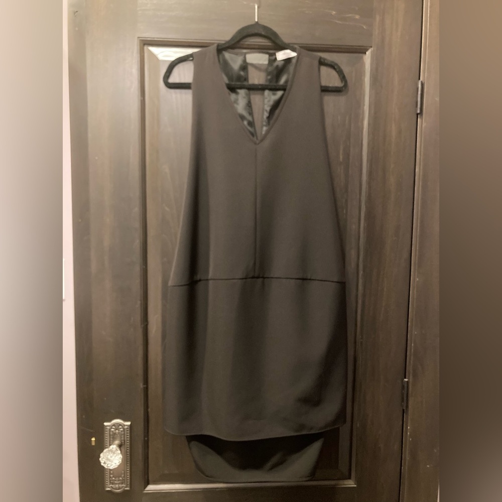 Women's Black V-Neck Sleeveless Dress
